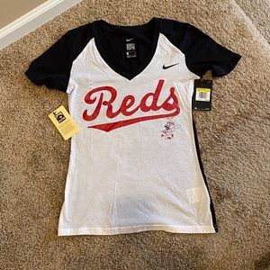 Cincinnati Reds V-Neck Tee
